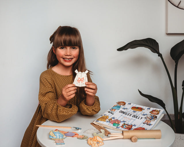 Dingles Dolly Color in / Paper doll Book