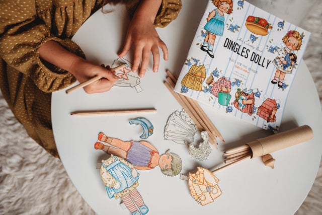 Dingles Dolly Color in / Paper doll Book