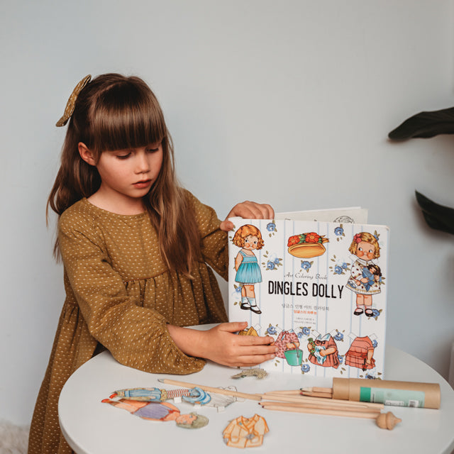 Dingles Dolly Color in / Paper doll Book